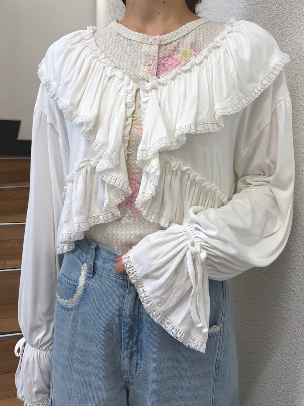 ブルー系のデニムパンツ、ピンク系のスニーカー、ピンク系のTシャツ/カットソーを着用したレディースの夏コーディネートの5枚目の写真