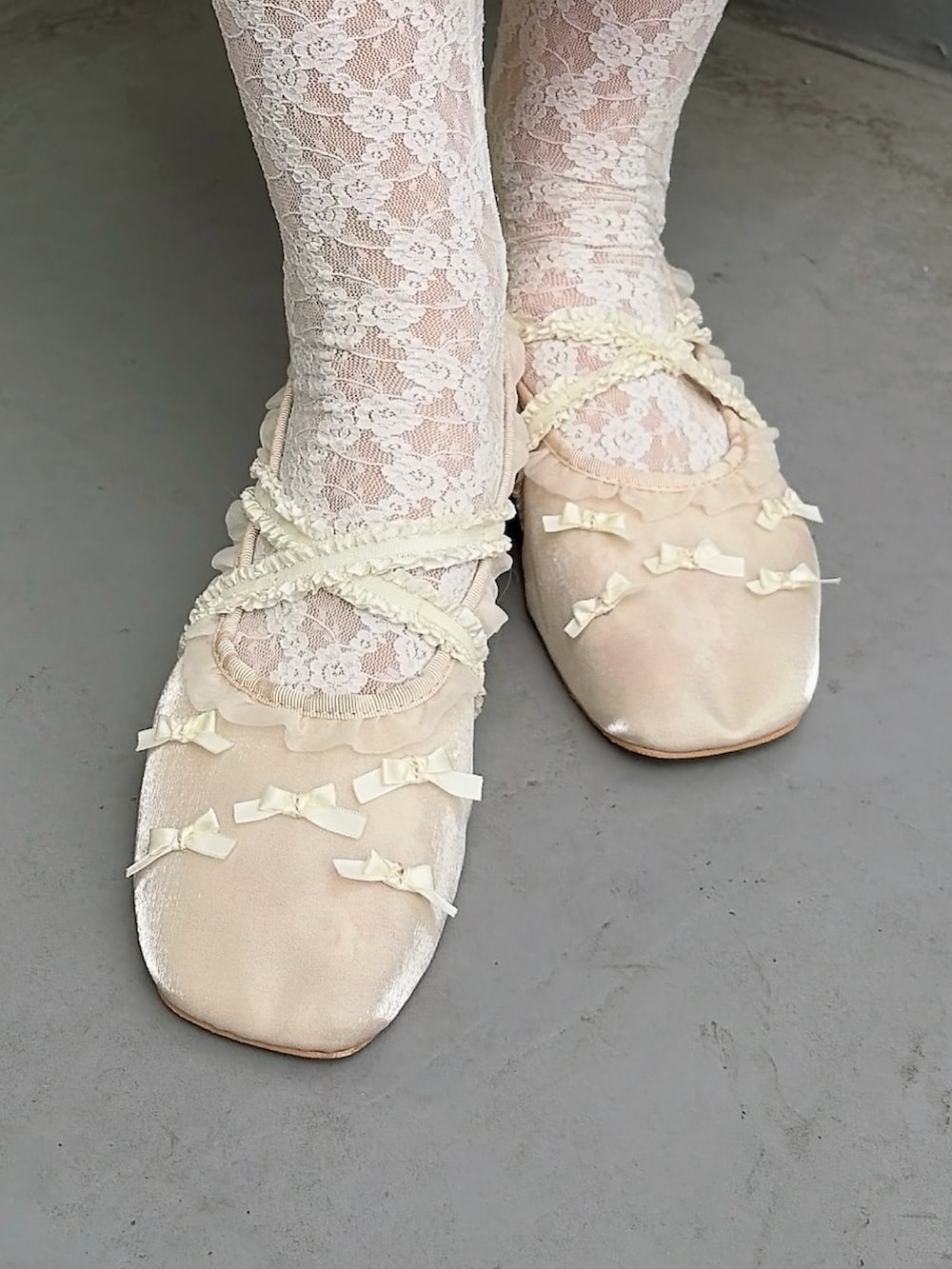 ホワイト系のTシャツ/カットソー、ホワイト系のワンピース、ホワイト系のバレエシューズを着用したレディースの春コーディネートの7枚目の写真