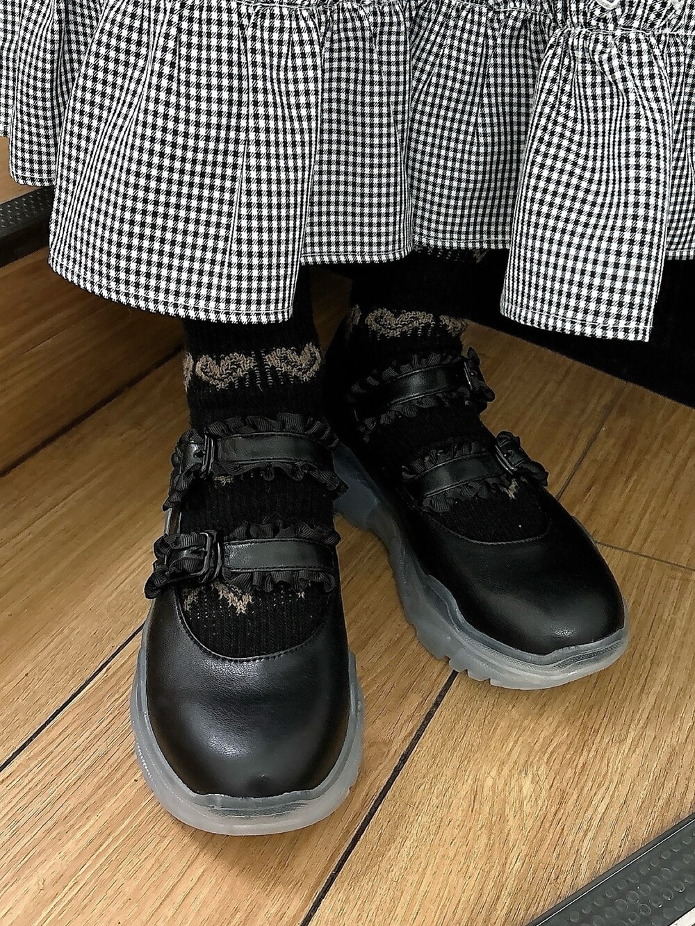 ブルー系のスウェット、ブラック系のスカート、ブラック系のスニーカーを着用したレディースの冬コーディネートの4枚目の写真