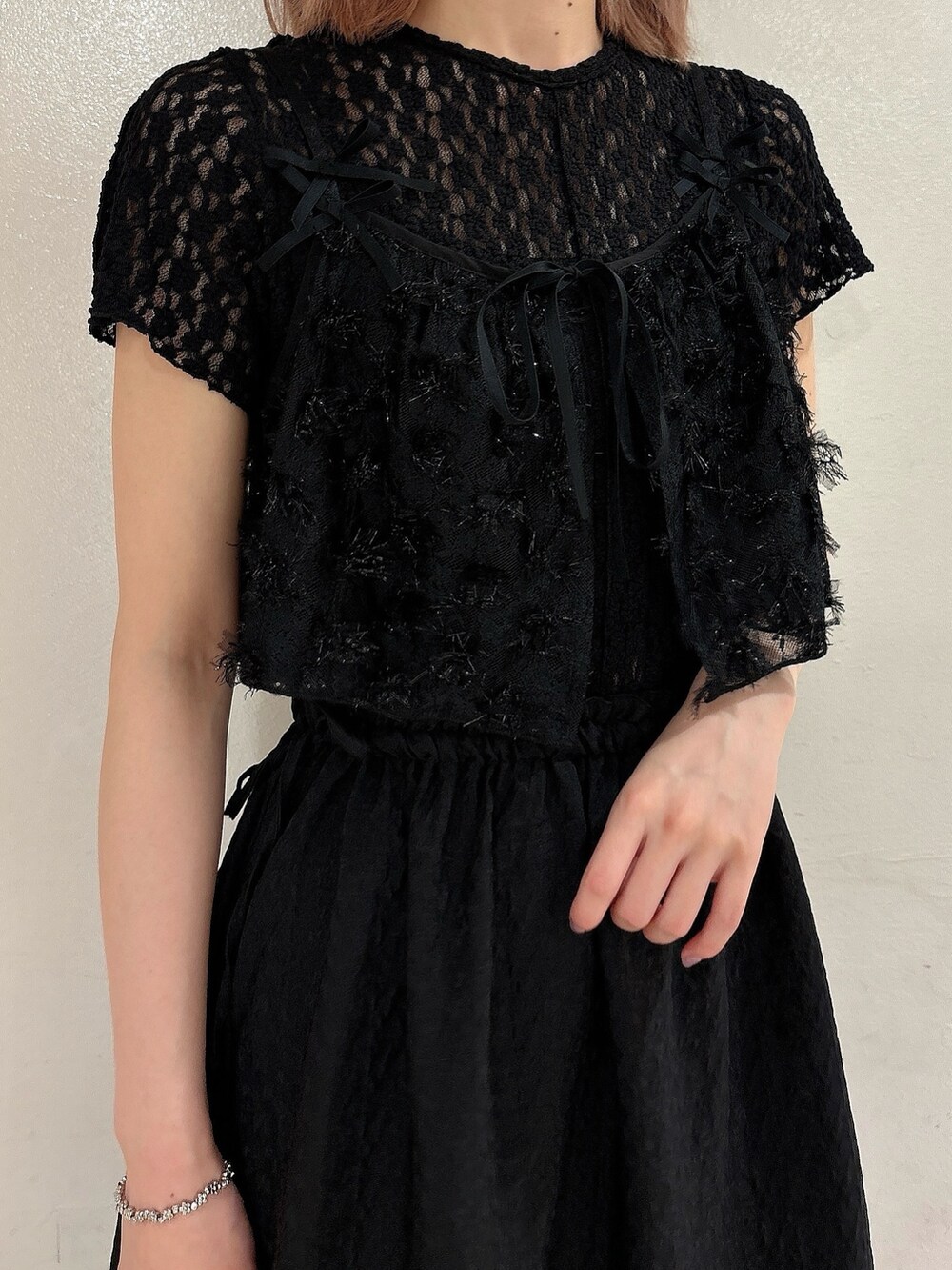 ブラック系のワンピース、ブラック系のキャミソール、シルバー系のバレエシューズを着用したレディースの夏コーディネートの5枚目の写真