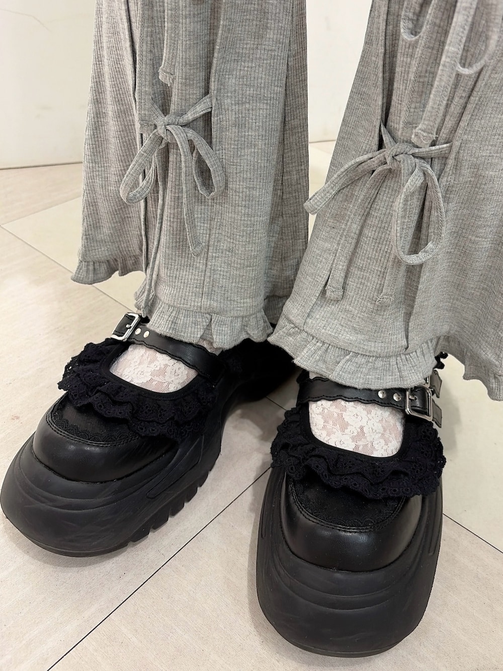 ブラック系のTシャツ/カットソー、グレー系のチュニック、グレー系のその他パンツを着用したレディースの春コーディネートの6枚目の写真