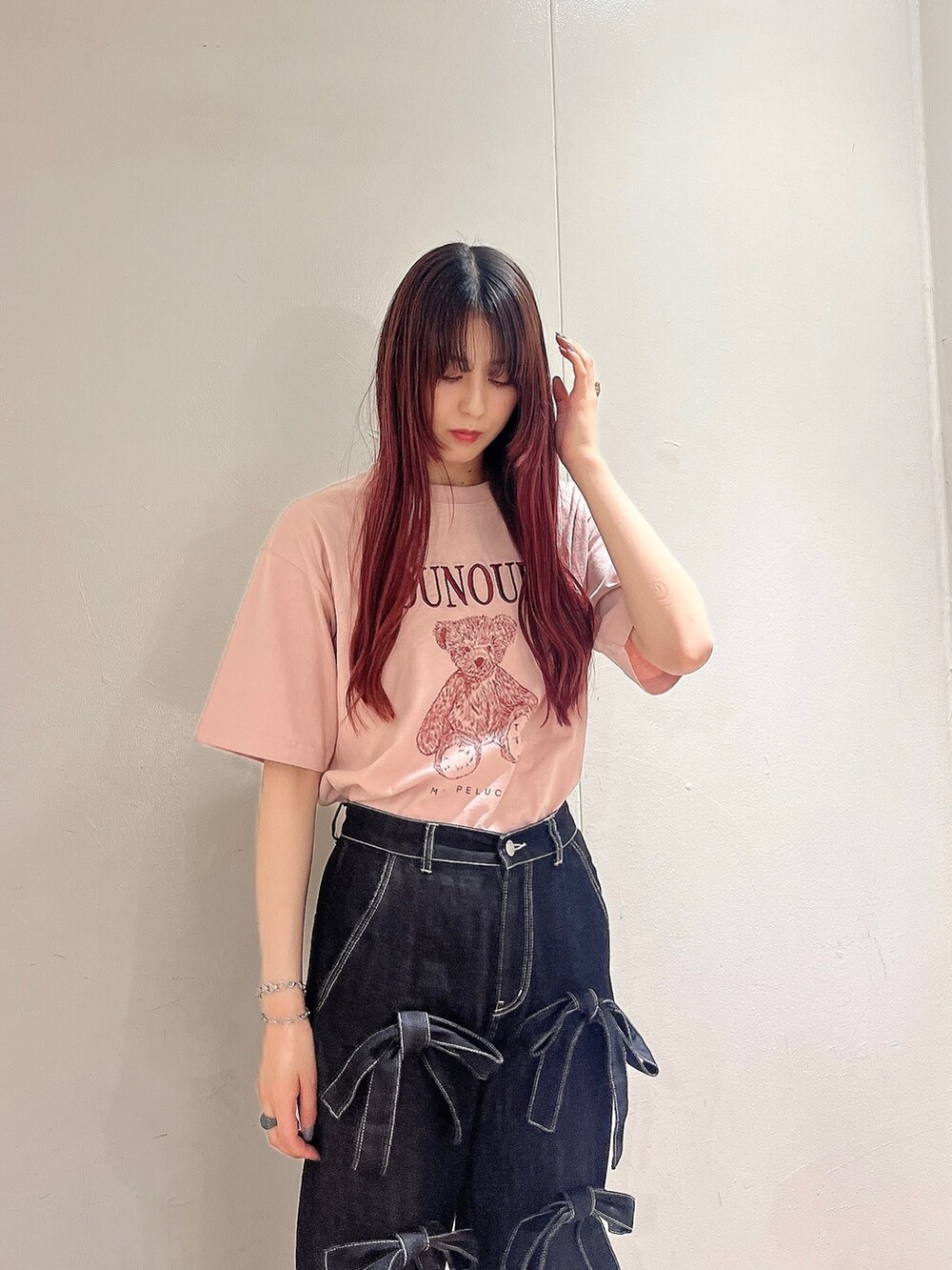 ブルー系のデニムパンツ、ピンク系のTシャツ/カットソー、ホワイト系のパンプスを着用したレディースの夏コーディネートの2枚目の写真