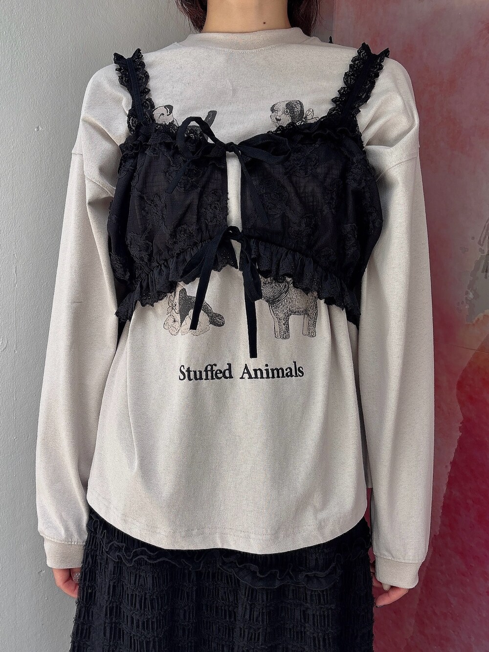 グレー系のTシャツ/カットソー、ブラック系のシャツ/ブラウス、ブラック系のスカートを着用したレディースの夏コーディネートの5枚目の写真