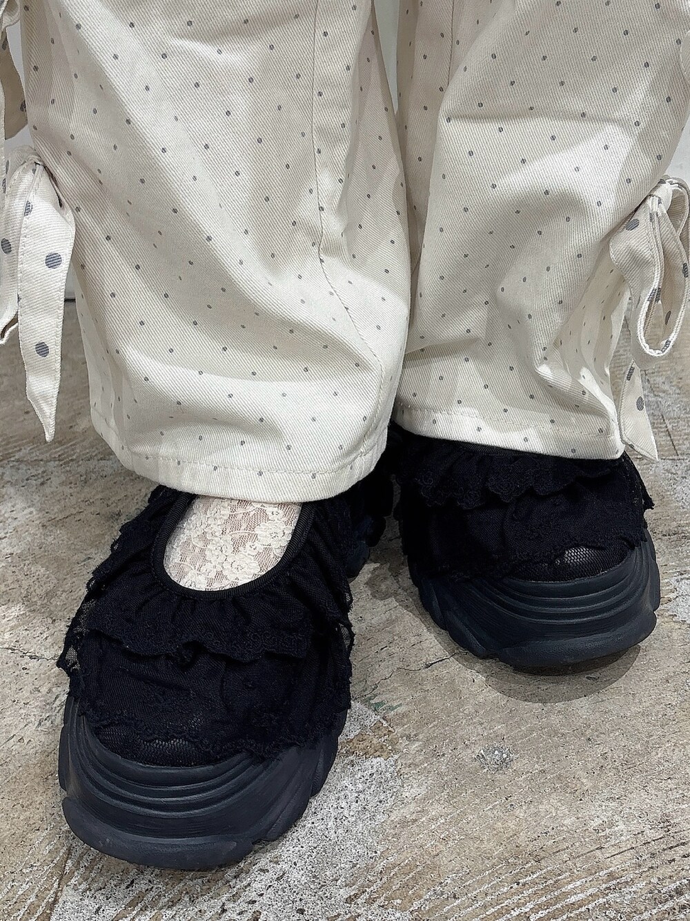 グレー系のニット/セーター、ホワイト系のスカート、ホワイト系のスラックスを着用したレディースの夏コーディネートの8枚目の写真