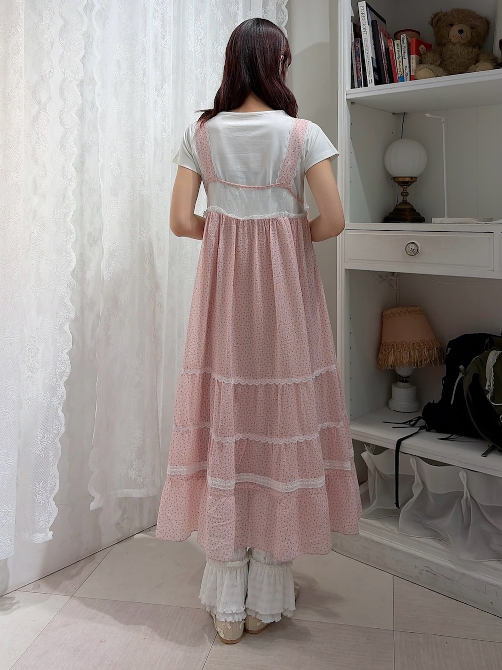 ピンク系のワンピース、ホワイト系のTシャツ/カットソー、ホワイト系のその他パンツを着用したレディースの春コーディネートの2枚目の写真