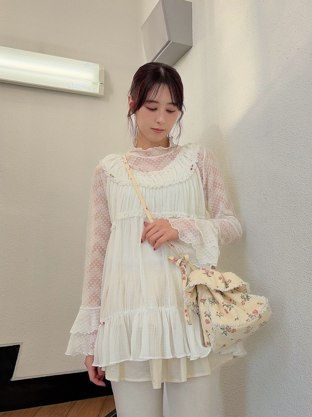 ホワイト系のTシャツ/カットソー、ホワイト系のショルダーバッグ、ホワイト系のスウェットパンツを着用したレディースの春コーディネートの3枚目の写真