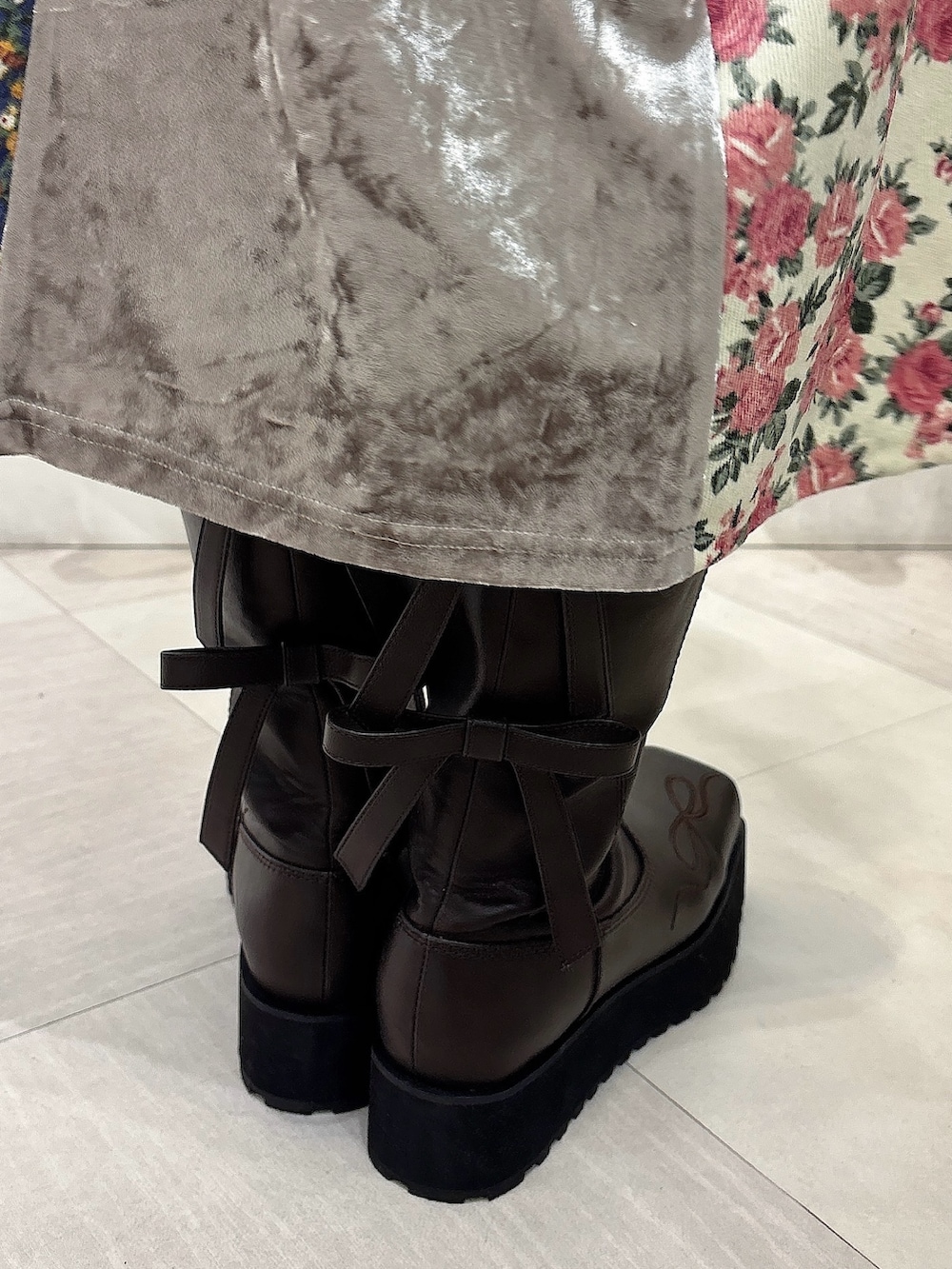 ブルー系のカーディガン/ボレロ、ピンク系のワンピース、ホワイト系のシャツ/ブラウスを着用したレディースの秋コーディネートの7枚目の写真