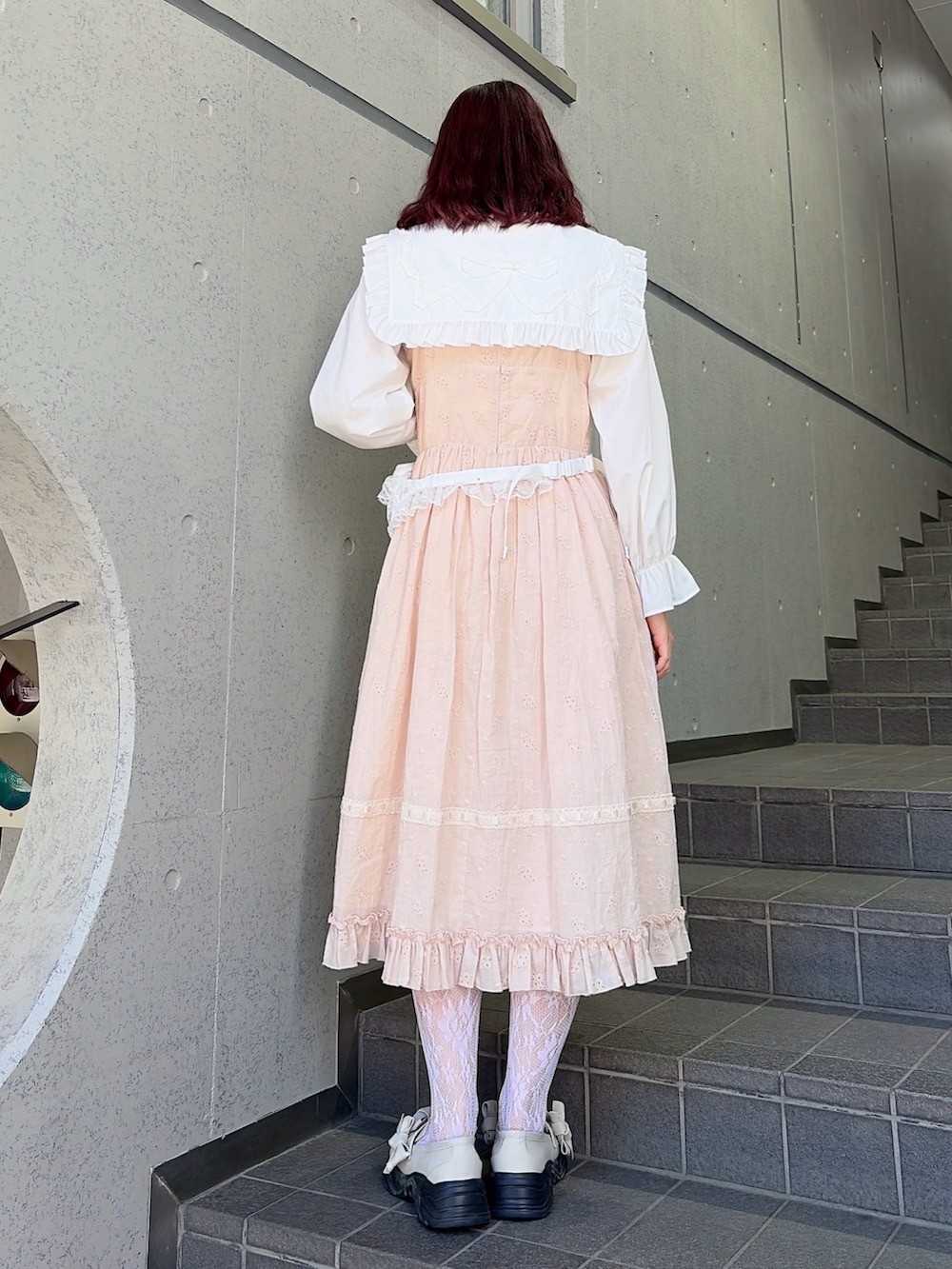 ホワイト系のシャツ/ブラウス、ピンク系のワンピース、ホワイト系のボディバッグ/ウエストポーチを着用したレディースの冬コーディネートの2枚目の写真