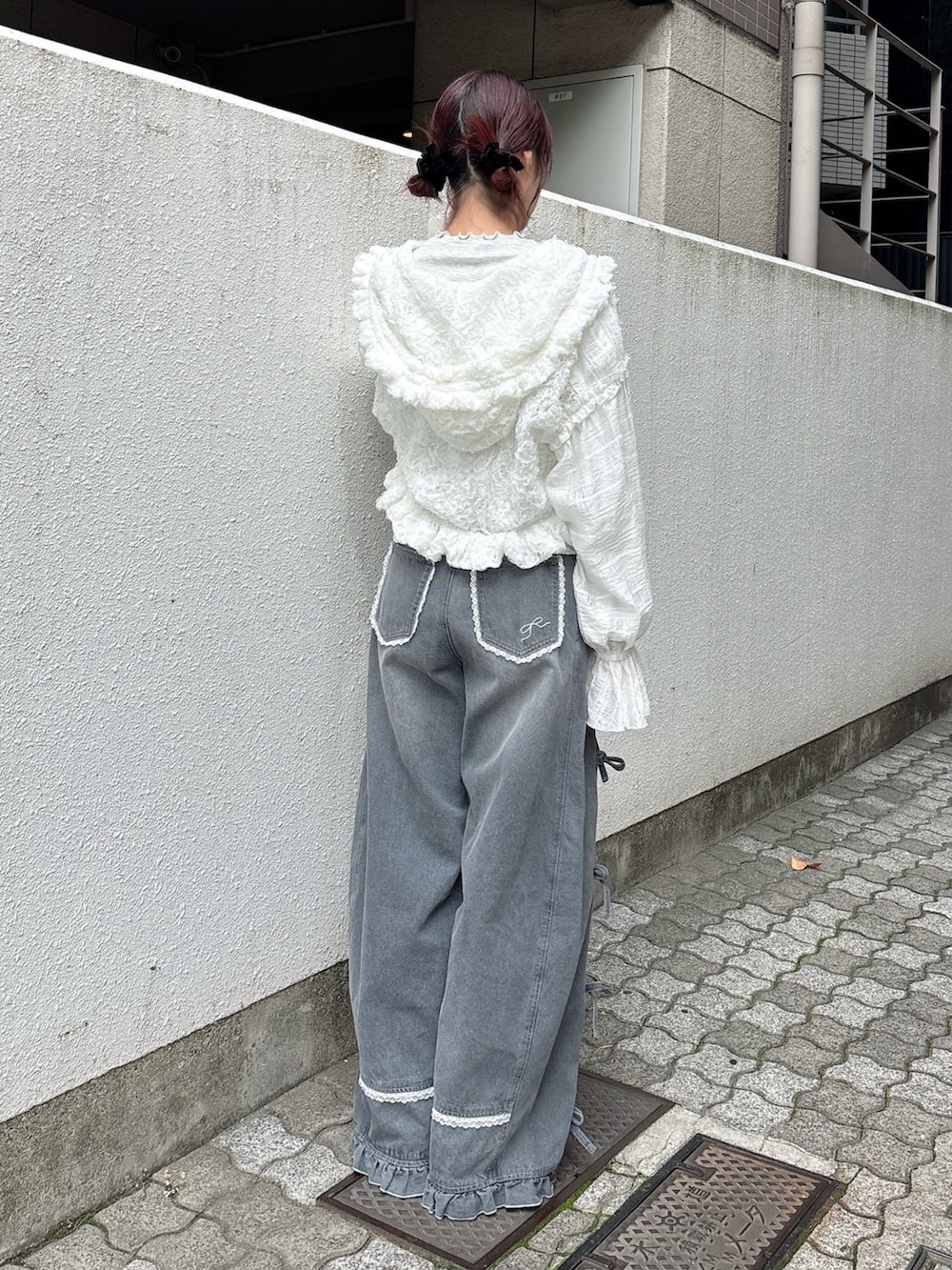 ホワイト系のブルゾン、グレー系のTシャツ/カットソー、グレー系のデニムパンツを着用したレディースの秋コーディネートの2枚目の写真