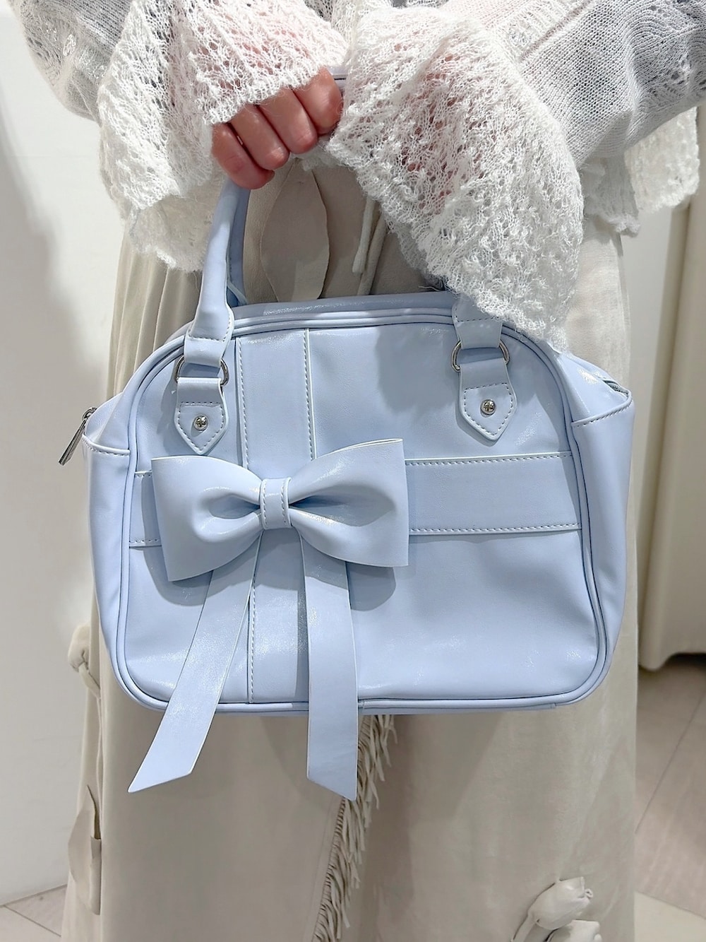 グレー系のシャツ/ブラウス、ホワイト系のカーディガン/ボレロ、ホワイト系のスカートを着用したレディースの秋コーディネートの9枚目の写真