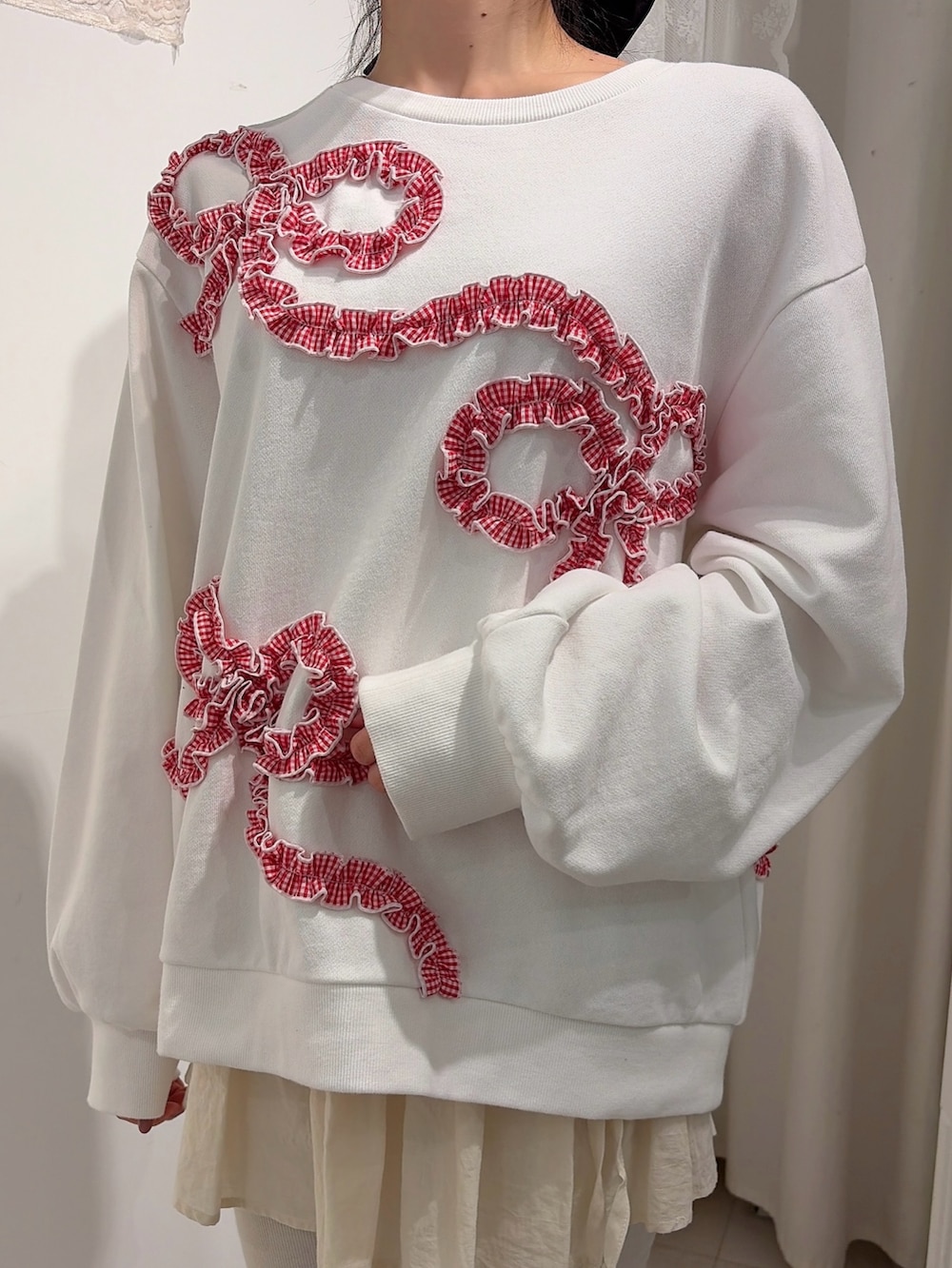 ホワイト系のスウェット、ホワイト系のスウェットパンツ、レッド系のショルダーバッグを着用したレディースの冬コーディネートの6枚目の写真