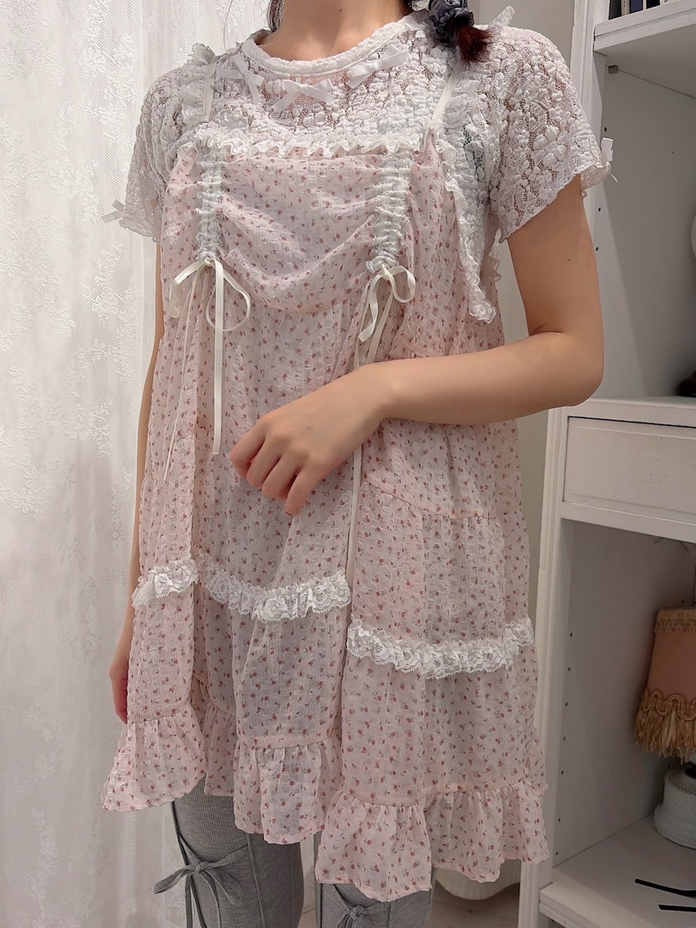 ピンク系のワンピース、ホワイト系のTシャツ/カットソー、グレー系のその他パンツを着用したレディースの春コーディネートの5枚目の写真