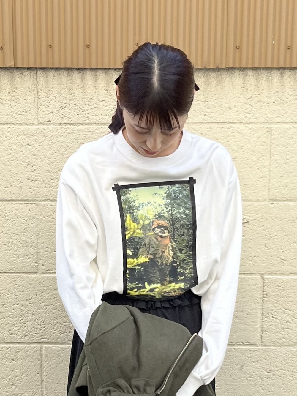 ホワイト系のTシャツ/カットソー、ブラック系のブーツ、ベージュ系のブルゾンを着用したレディースの冬コーディネートの3枚目の写真