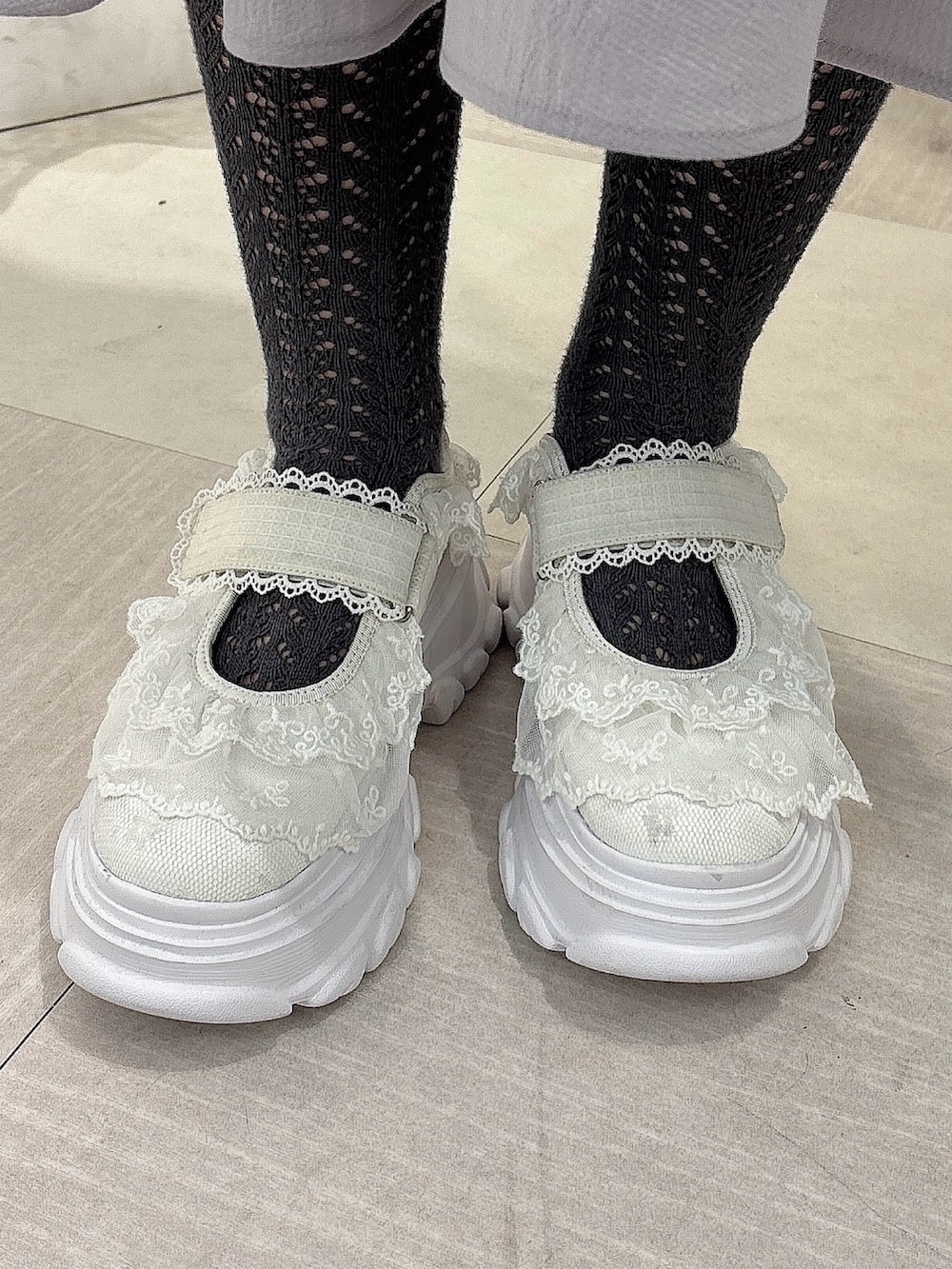 ホワイト系のジャージ、パープル系のワンピース、ホワイト系のスニーカーを着用したレディースの夏コーディネートの7枚目の写真