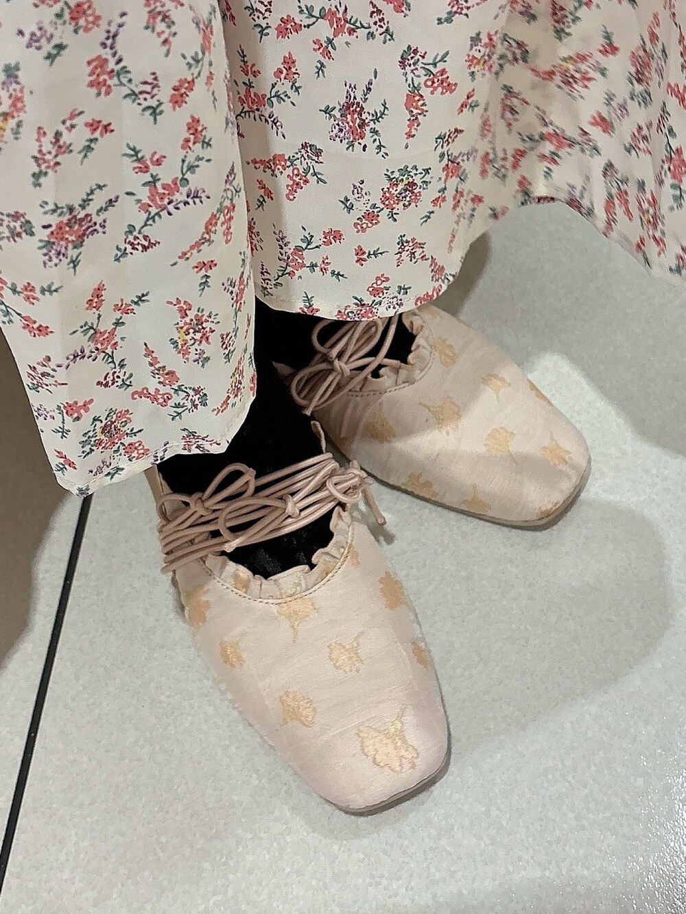 ピンク系のワンピース、ピンク系のTシャツ/カットソー、ゴールド系のバレエシューズを着用したレディースの春コーディネートの7枚目の写真