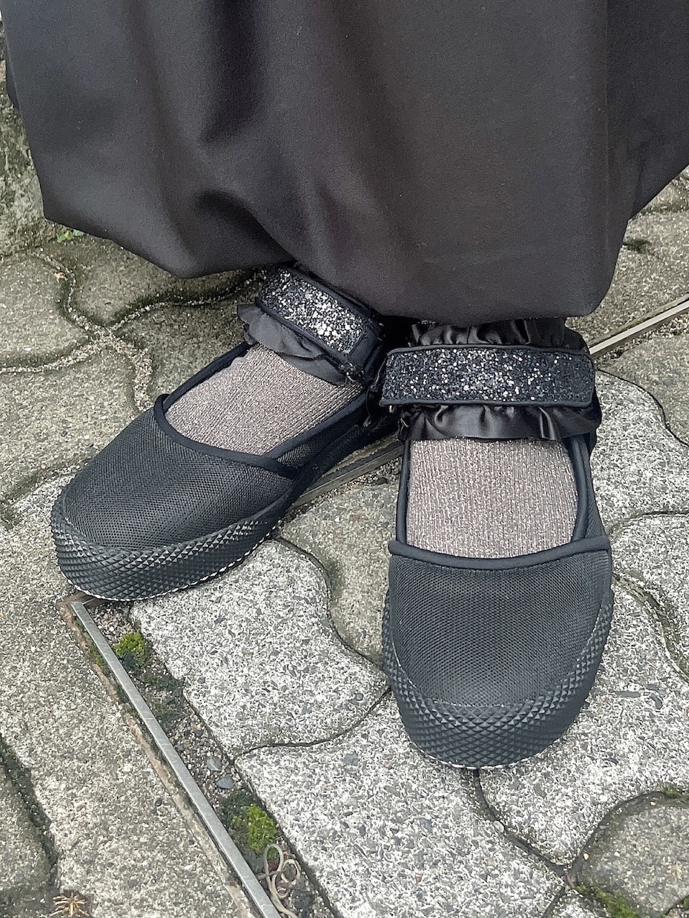 グリーン系のカーディガン/ボレロ、ブラック系のシャツ/ブラウス、ブラック系のスカートを着用したレディースの秋コーディネートの3枚目の写真