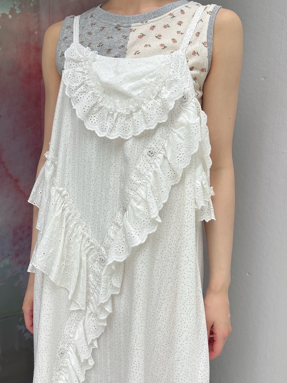 ブルー系のショルダーバッグ、ホワイト系のワンピース、ホワイト系のサンダルを着用したレディースの夏コーディネートの7枚目の写真