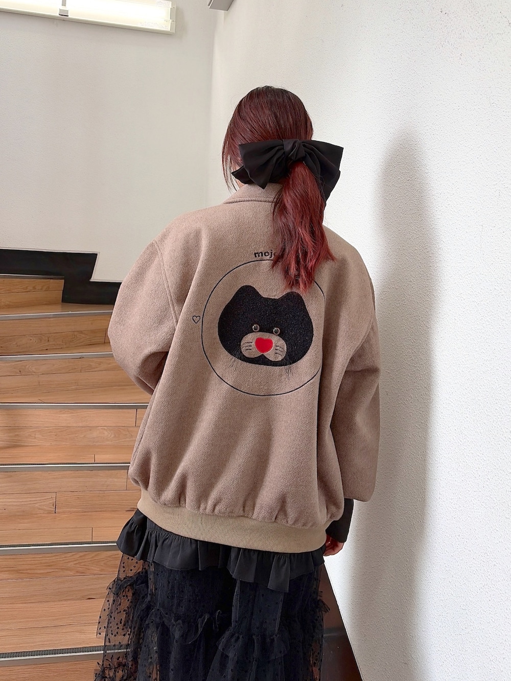 ベージュ系のその他アウター、グレー系のTシャツ/カットソー、グリーン系のショルダーバッグを着用したレディースの秋コーディネートの5枚目の写真