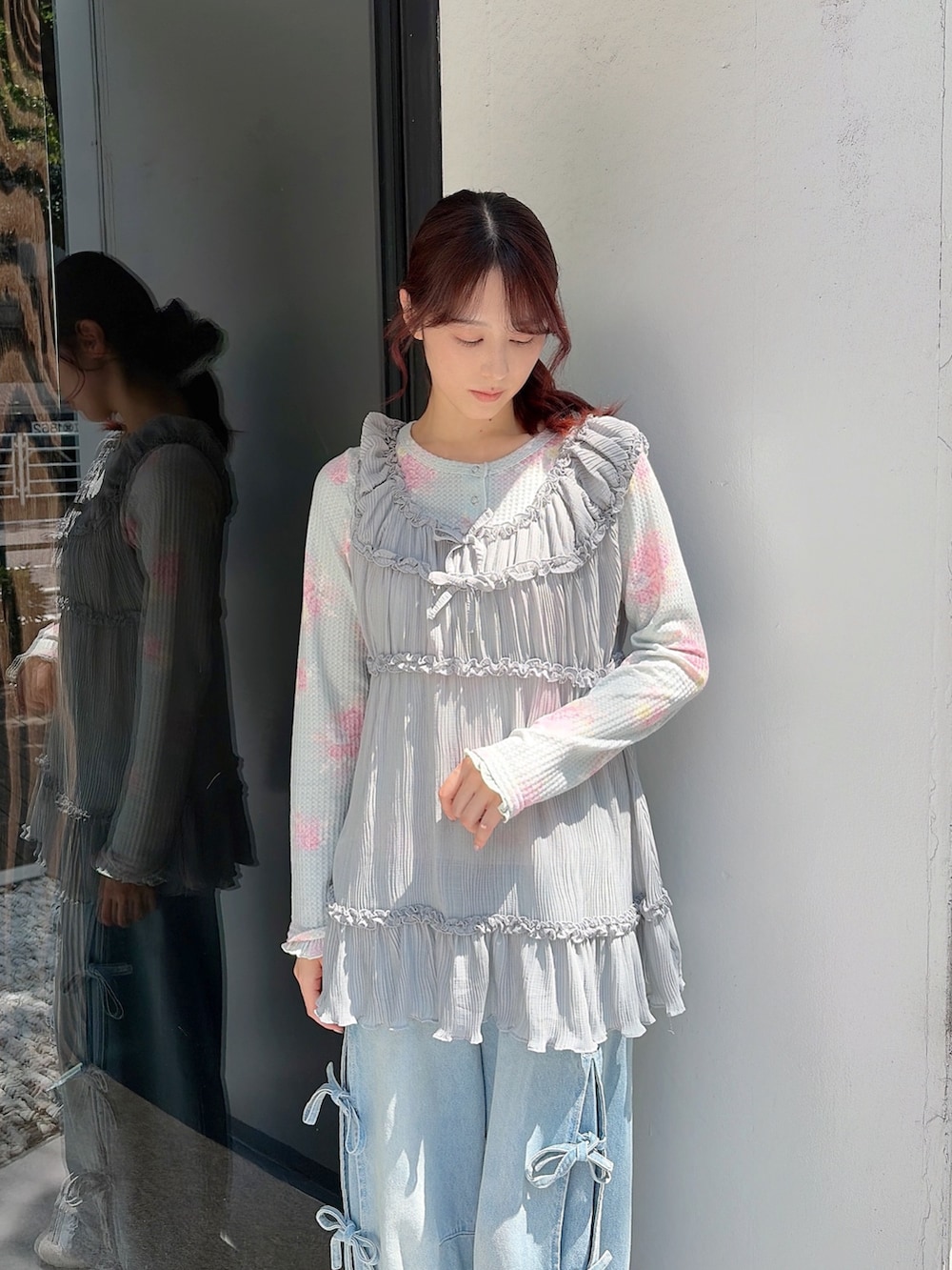 グリーン系のTシャツ/カットソー、ブルー系のシャツ/ブラウス、ホワイト系のスニーカーを着用したレディースの夏コーディネートの4枚目の写真