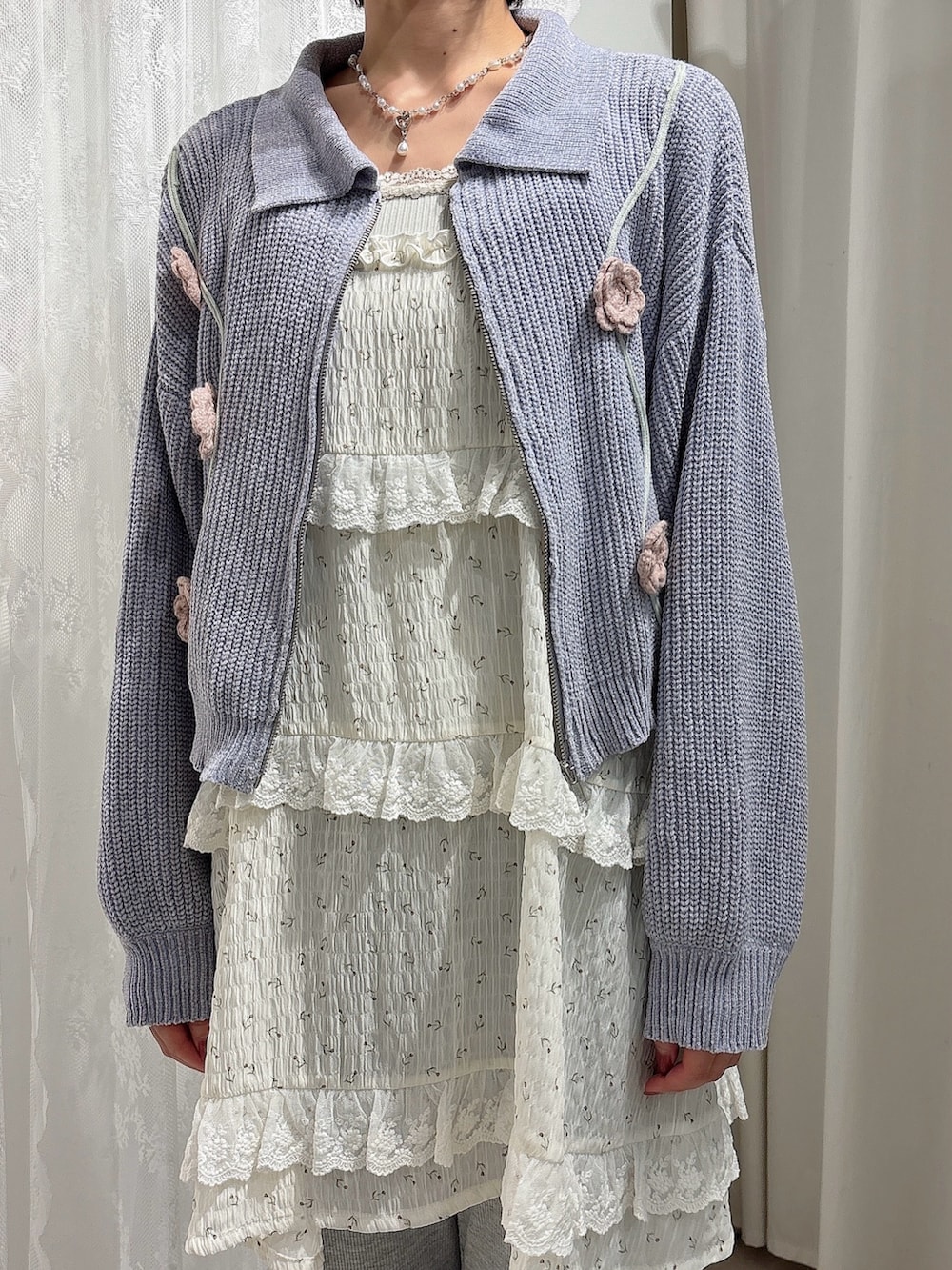 ブルー系のカーディガン/ボレロ、ホワイト系のチュニック、その他のハンドバッグを着用したレディースの夏コーディネートの5枚目の写真