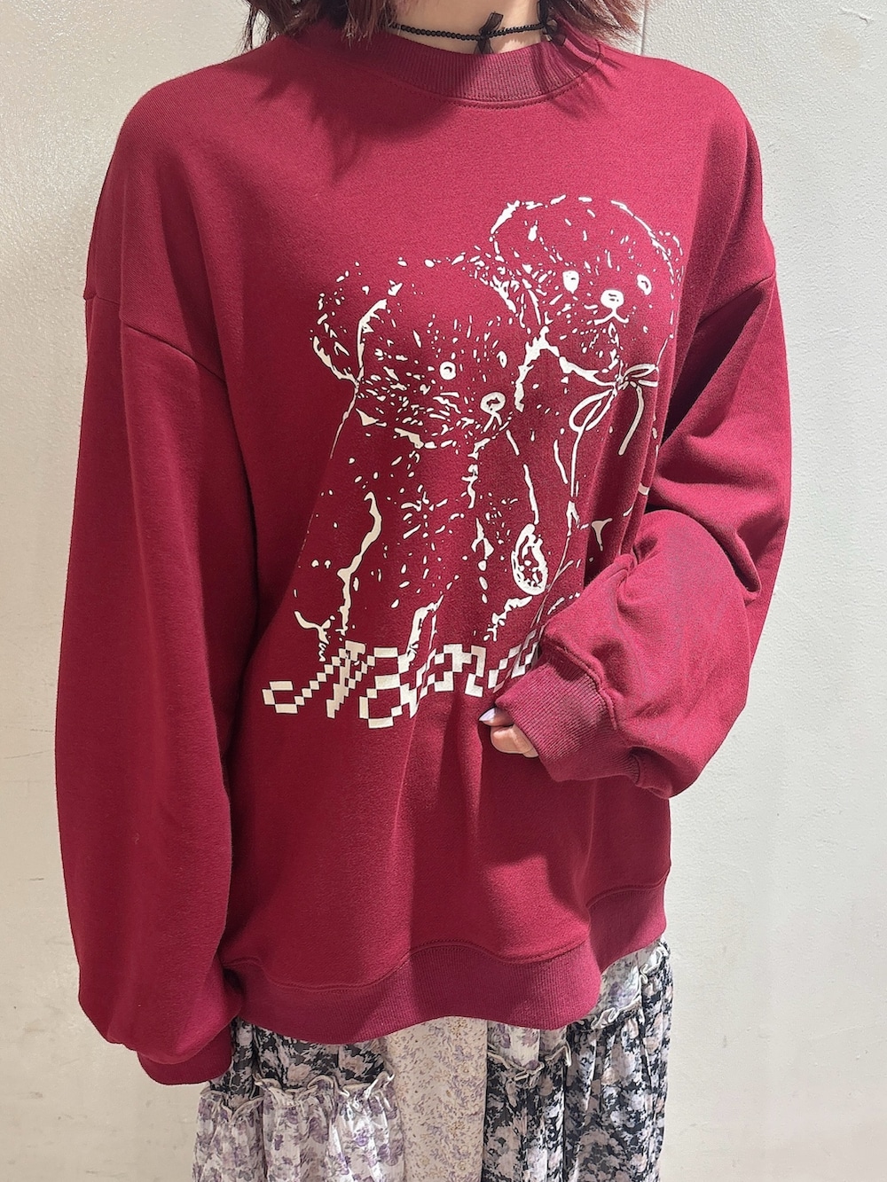 レッド系のスウェット、ブラック系のスカート、ブラウン系のブーツを着用したレディースの秋コーディネートの5枚目の写真