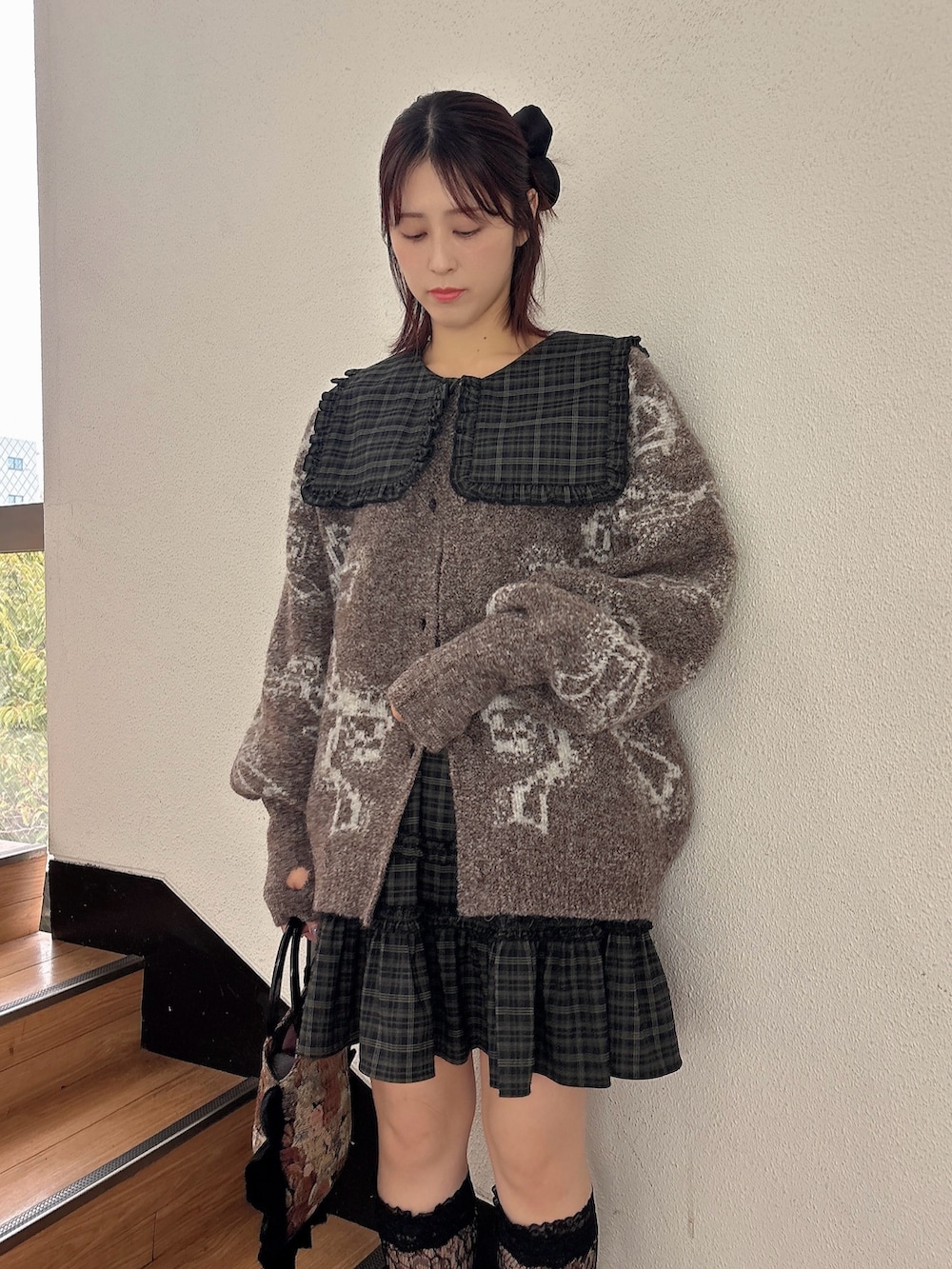 グリーン系のワンピース、ブラウン系のカーディガン/ボレロ、レッド系のローファーを着用したレディースの秋コーディネートの3枚目の写真