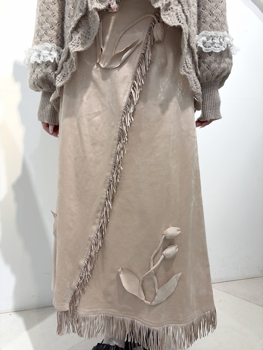ベージュ系のカーディガン/ボレロ、ピンク系のシャツ/ブラウス、ピンク系のスカートを着用したレディースの夏コーディネートの7枚目の写真