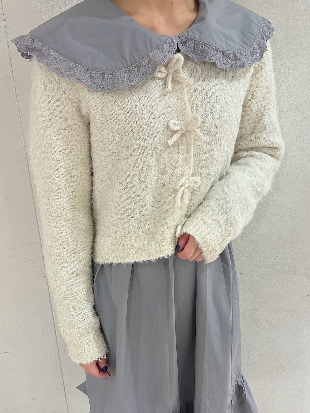 ホワイト系のダウンジャケット/コート、ホワイト系のカーディガン/ボレロ、グレー系のワンピースを着用したレディースの秋コーディネートの8枚目の写真