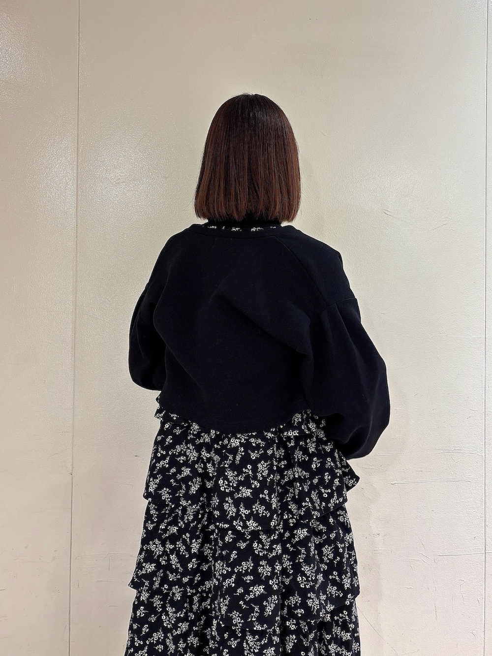 ブラック系のワンピース、ブラック系のパンプス、ブラック系のカーディガン/ボレロを着用したレディースの冬コーディネートの4枚目の写真