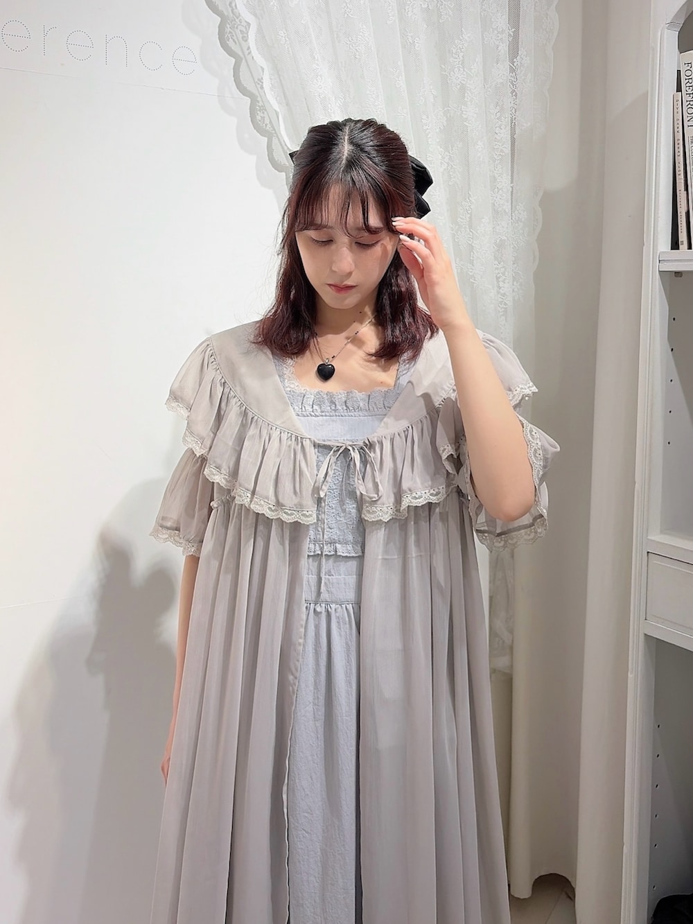 グレー系のワンピース、ブルー系のワンピース、グレー系のその他パンツを着用したレディースの春コーディネートの3枚目の写真