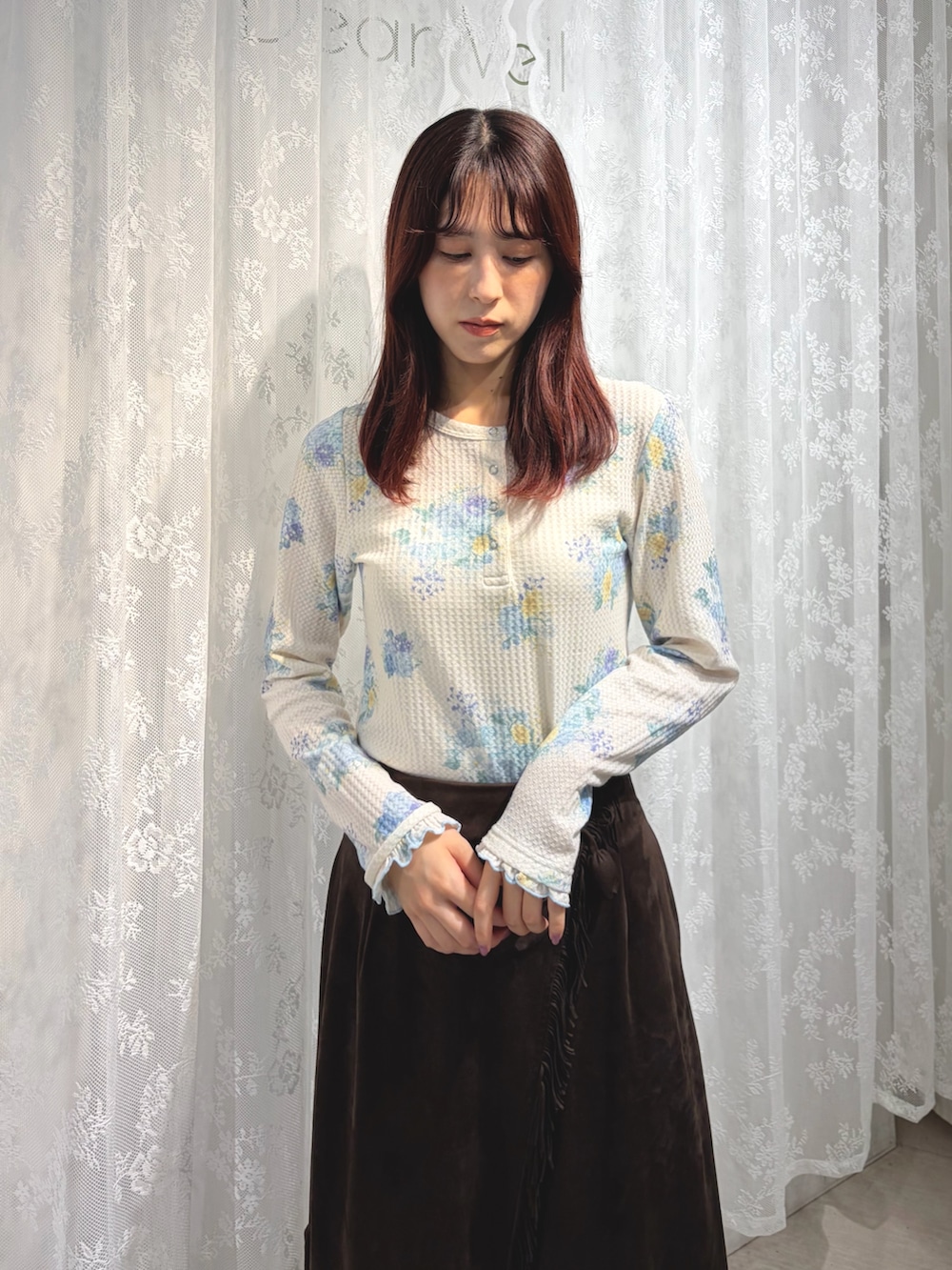 ブルー系のTシャツ/カットソー、グリーン系のショルダーバッグ、ブラウン系のスカートを着用したレディースの夏コーディネートの3枚目の写真