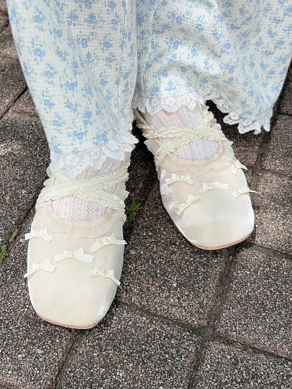 ブルー系のワンピース、ホワイト系のショルダーバッグ、ブルー系のカーゴパンツを着用したレディースの春コーディネートの8枚目の写真