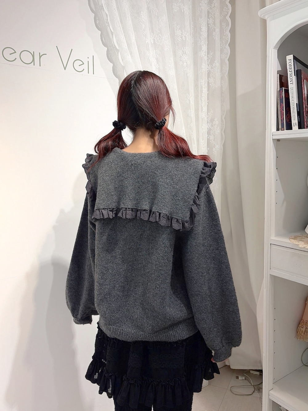 グレー系のカーディガン/ボレロ、ブラック系のその他パンツ、ブラック系のスカートを着用したレディースの夏コーディネートの5枚目の写真