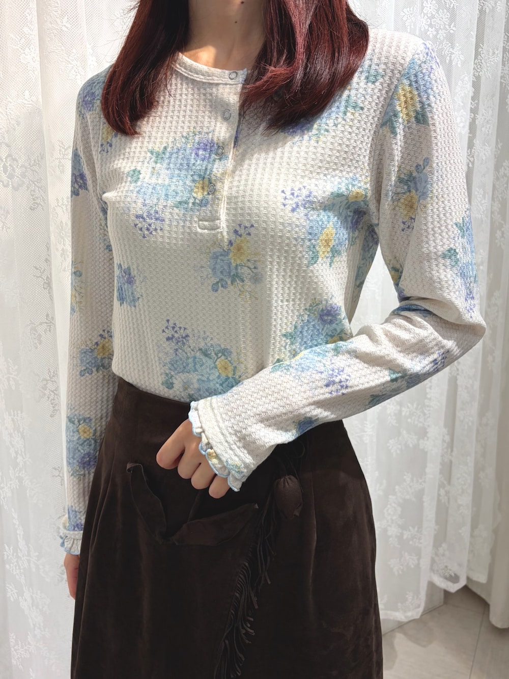 ブルー系のTシャツ/カットソー、グリーン系のショルダーバッグ、ブラウン系のスカートを着用したレディースの夏コーディネートの6枚目の写真