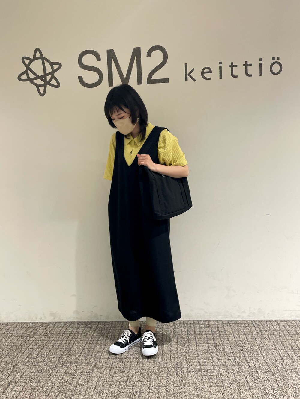 「SM2、Samansa Mos2、Samansa Mos2 blue、大人カジュアル、シャツコーデ、ジャンパースカート」｜「Samansa Mos2 blueのシャーリングカット開襟シャツ（Tシャツ/カットソー、イエロー系）」を使った、sm2kbmjさん（レディース・159cm）の春コーディネートの2枚目の写真