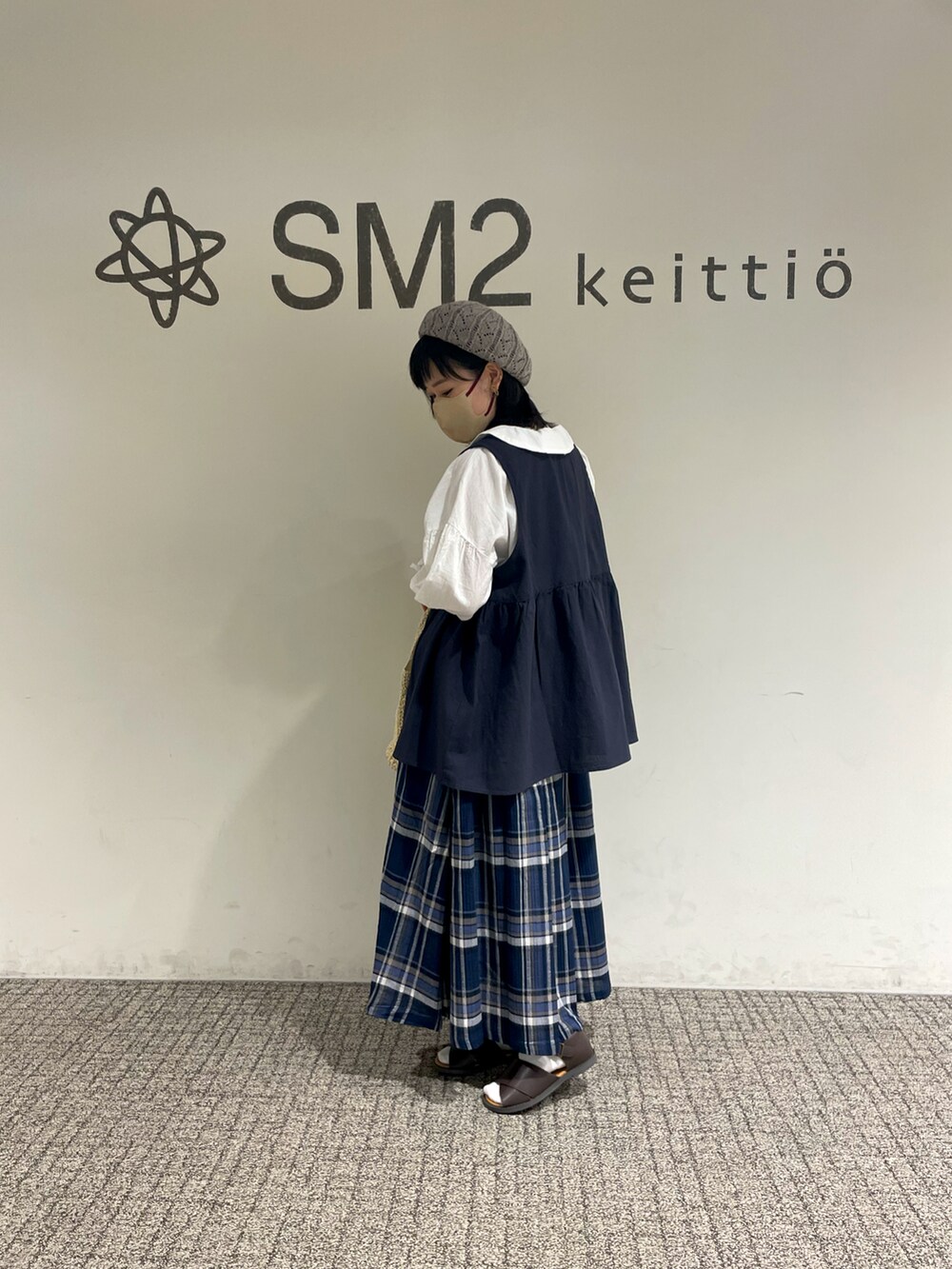 「SM2、Samansa Mos2、Samansa Mos2 blue、チェックスカート、ベスト、ベレー帽」|「Samansa Mos2のギャザー羽織りシャツ(シャツ/ブラウス、ホワイト系)」を使った、sm2kbmjさん(レディース・159cm)の春コーディネートの2枚目の写真