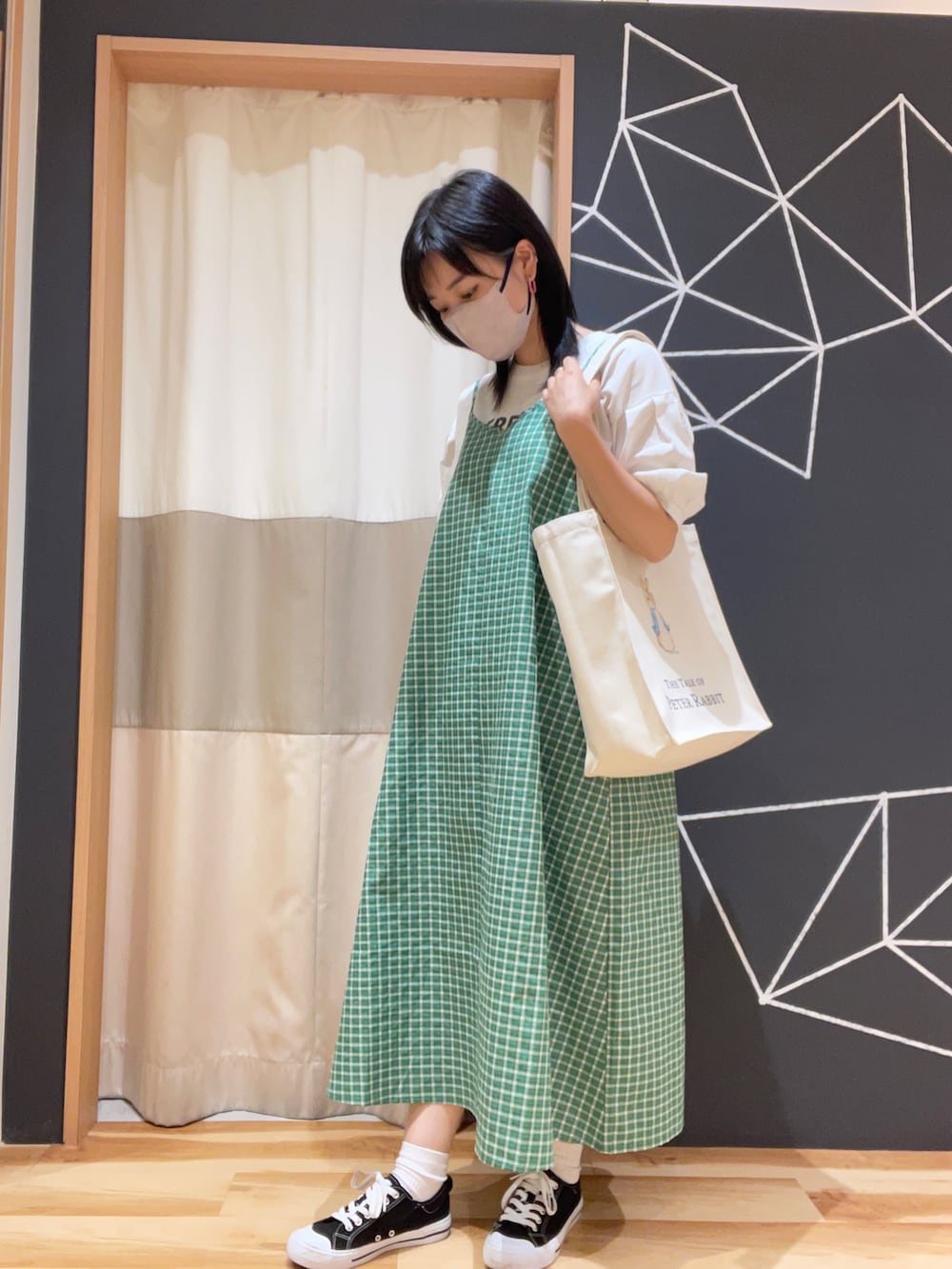 「SM2、Samansa Mos2、Samansa Mos2 blue、キャミワンピ、グリーン、夏コーデ」｜「Samansa Mos2のレースベスト+パフスリーブTシャツセット（Tシャツ/カットソー、ホワイト系）」を使った、sm2kbmjさん（レディース・159cm）の春コーディネートの2枚目の写真