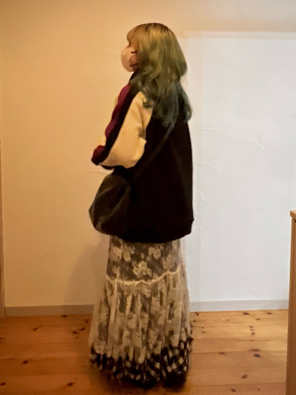 ブラック系のショルダーバッグ、ブラック系のブルゾン、ブラック系のスカートを着用したレディースの冬コーディネートの3枚目の写真