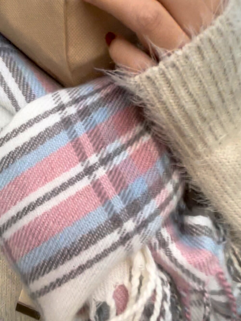 ブルー系のデニムパンツ、ブラック系のスカートを着用したレディースの冬コーディネートの4枚目の写真