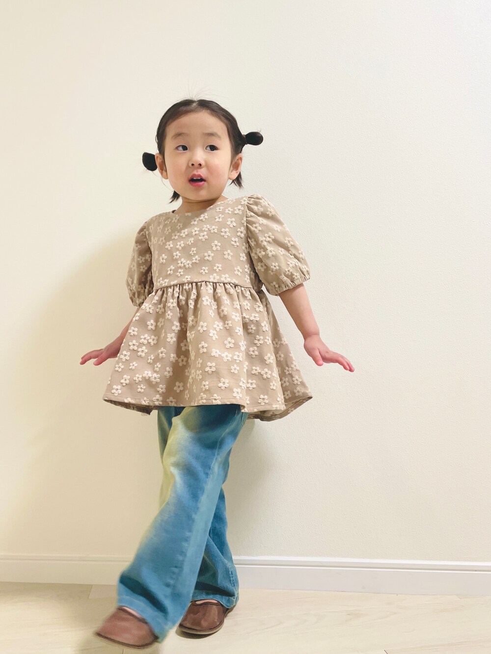 ベージュ系のシャツ/ブラウス、ブルー系のデニムパンツを着用したキッズの冬コーディネートの2枚目の写真