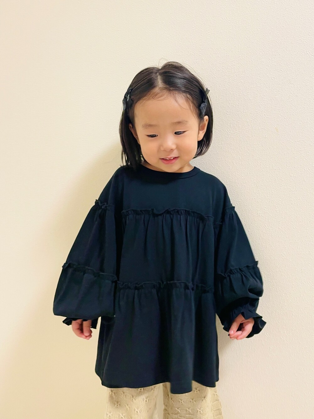 「秋っぽコーデ更新中、プチプラ、チェック、子供コーデ、キッズコーデ、ロンT、カジュアル、モノトーンコーデ、pairmanon、seaandshells」｜「pairmanonのメロー カットソー ティアード 長袖チュニック（Tシャツ/カットソー、ブラック系）」を使った、enneさん（キッズ・92cm）の秋コーディネートの3枚目の写真