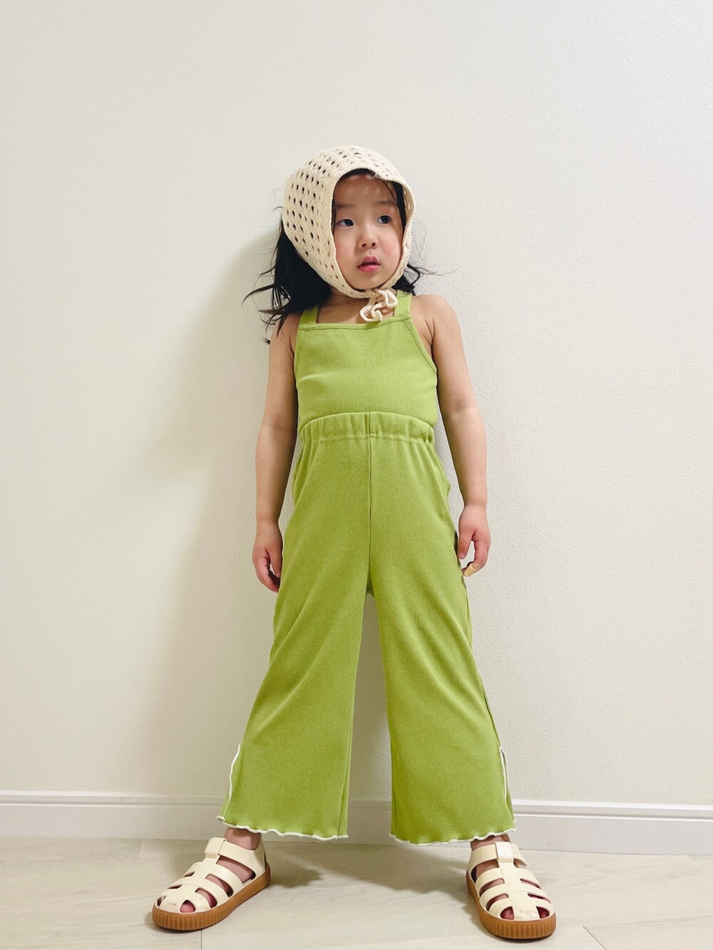 ホワイト系のサンダル、グリーン系のその他ベビーウェア、グリーン系のその他ベビーウェアを着用したキッズの春コーディネートの3枚目の写真