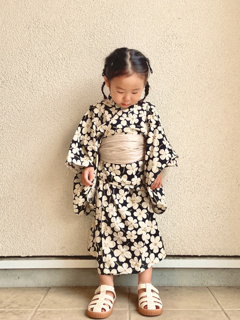 ホワイト系のサンダル、ブラック系の浴衣を着用したキッズの夏コーディネートの2枚目の写真