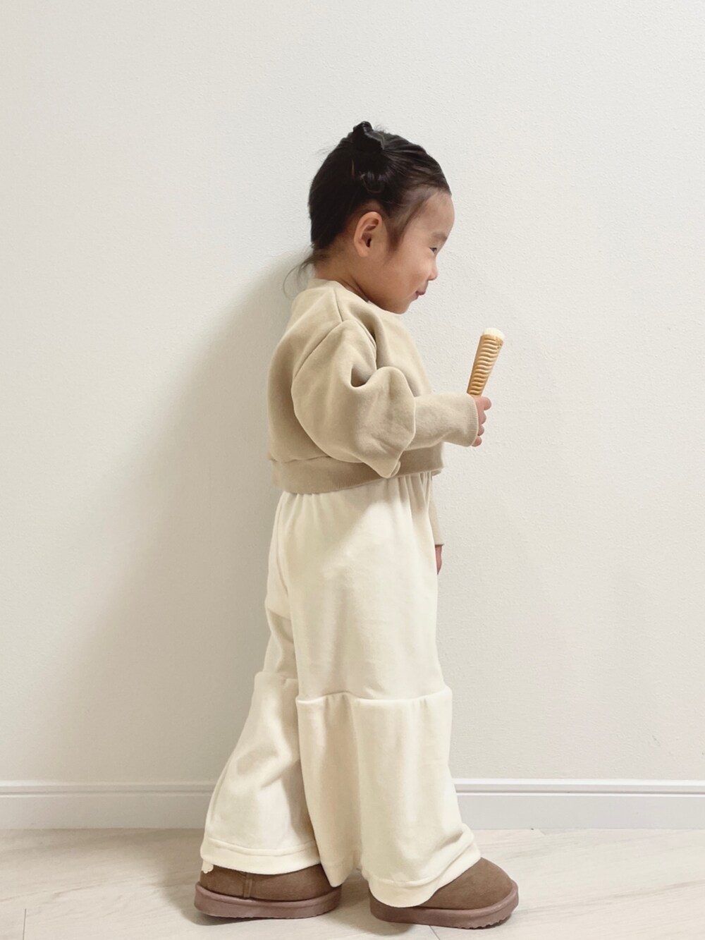 ベージュ系のその他ベビーウェア、ホワイト系のその他ベビーウェアを着用したキッズの秋コーディネートの3枚目の写真