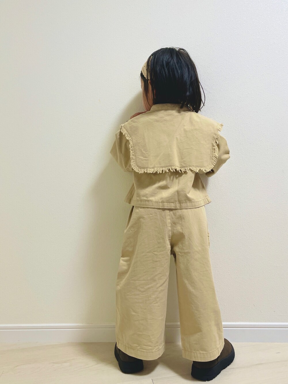 「レイヤードスタイル、カーキ、ベージュ、秋っぽコーデ更新中、秋コーデ、ワイドパンツ、ブーツ、秋服、キッズコーデ、キッズ、pairmanon、seaandshells」｜「sea and shells by pairmanonの【sea and shells】フリンジ ビッグカラー セットアップ（その他ベビーウェア、ベージュ系）」を使った、enneさん（キッズ・91cm）の秋コーディネートの3枚目の写真
