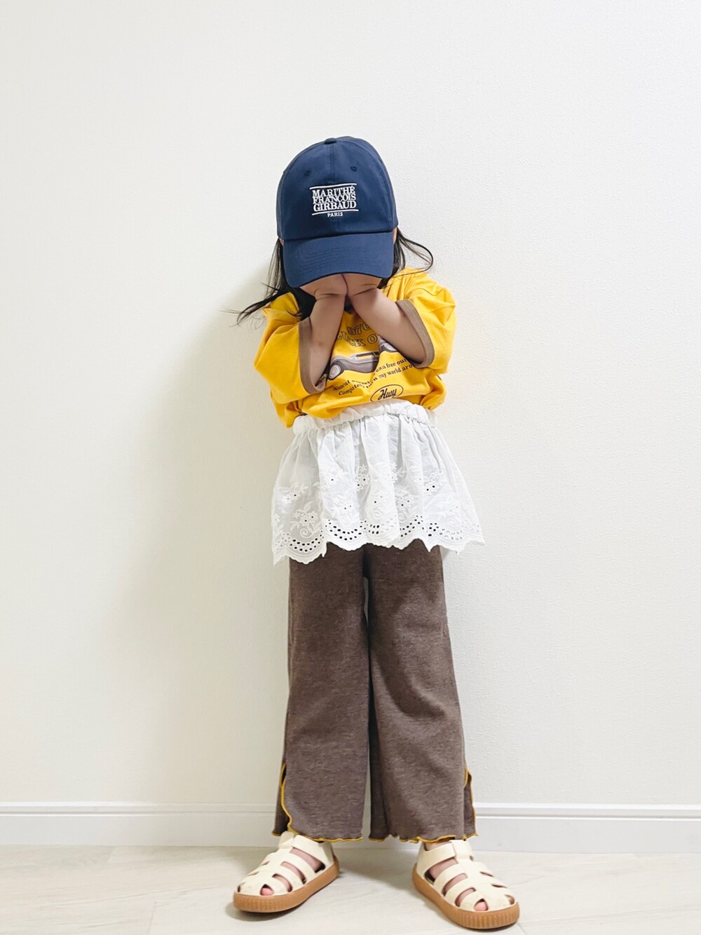 「柄シャツ、レイヤードスタイル、ワイドパンツ、サンダル、やっぱり帽子が好き、キャップ、プチプラ、女の子コーデ、夏コーデ、夏、Ｔシャツ」｜「pairmanonのレトロプリント リンガー配色Tシャツ（Tシャツ/カットソー、イエロー系）」を使った、enneさん（キッズ・90cm）の春コーディネートの2枚目の写真
