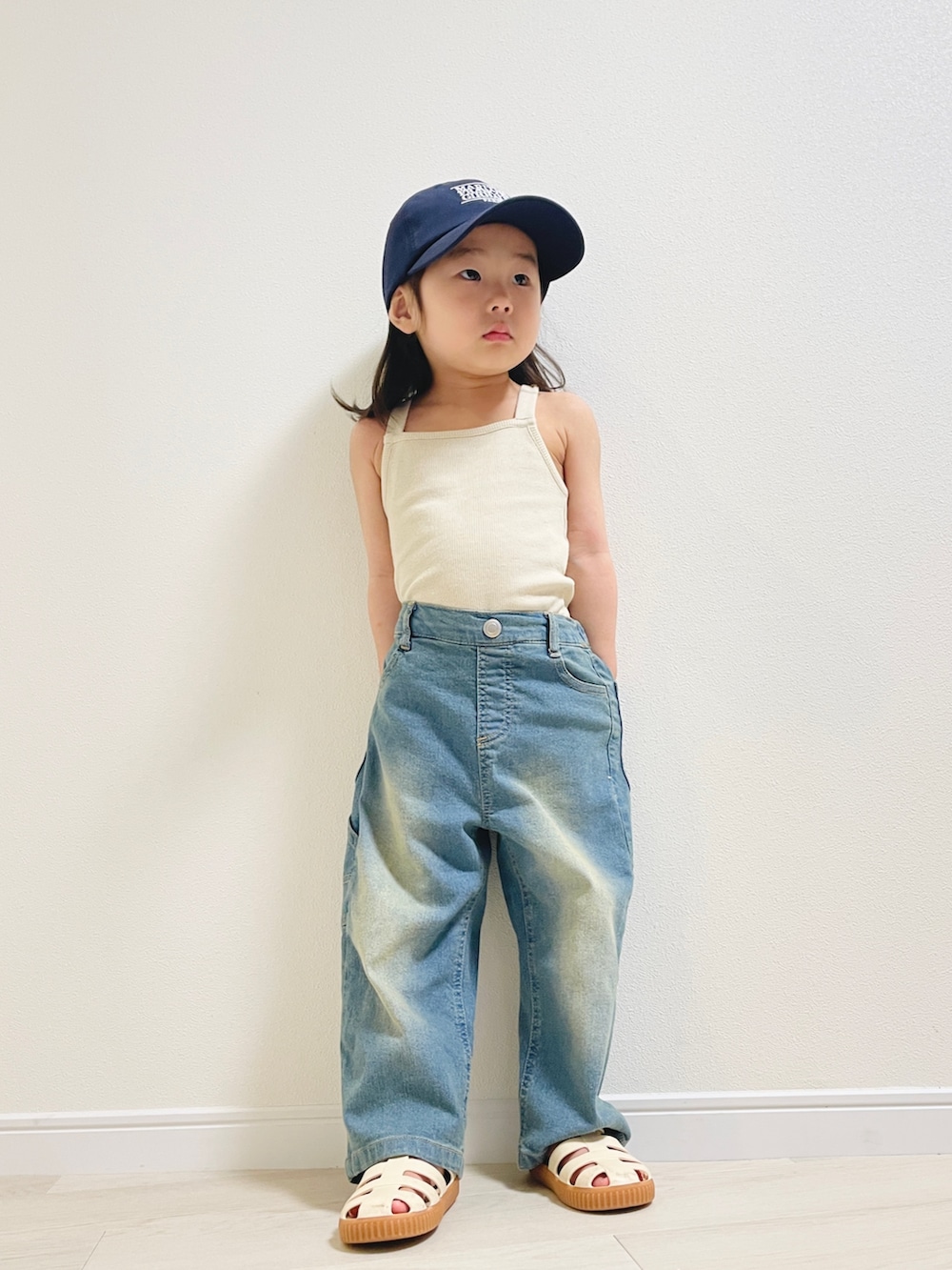 ブルー系のデニムパンツ、ホワイト系のその他ベビーウェアを着用したキッズの春コーディネートの2枚目の写真