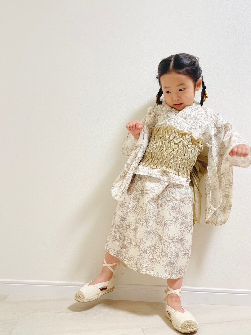 ホワイト系の浴衣を着用したキッズの夏コーディネートの3枚目の写真