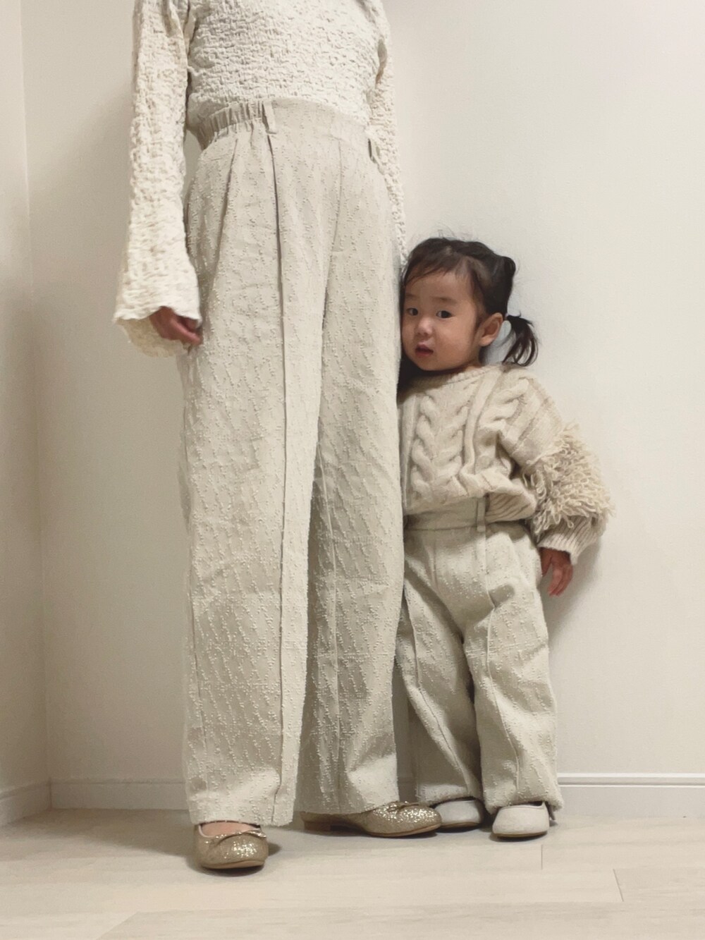 ベージュ系のニット/セーター、ベージュ系のその他パンツ、ベージュ系のその他パンツを着用したキッズの秋コーディネートの2枚目の写真