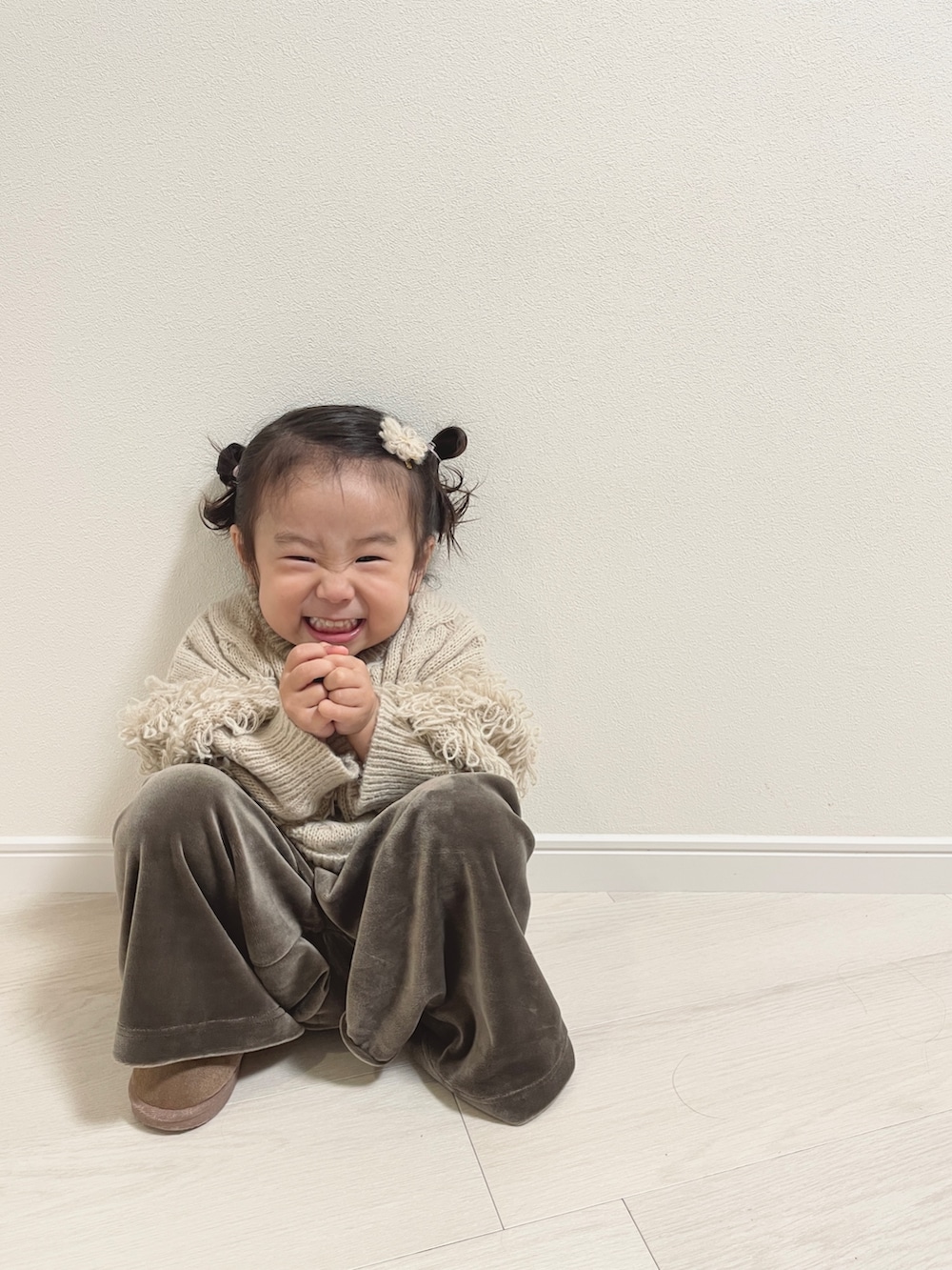 ベージュ系のニット/セーター、グリーン系のその他ベビーウェアを着用したキッズの秋コーディネートの3枚目の写真